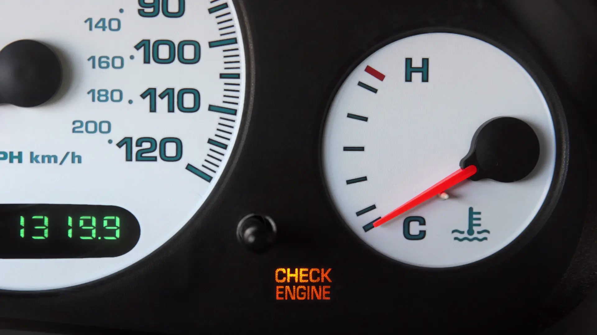 Martorul Check Engine aprins: Ce înseamnă și cum rezolvi problema