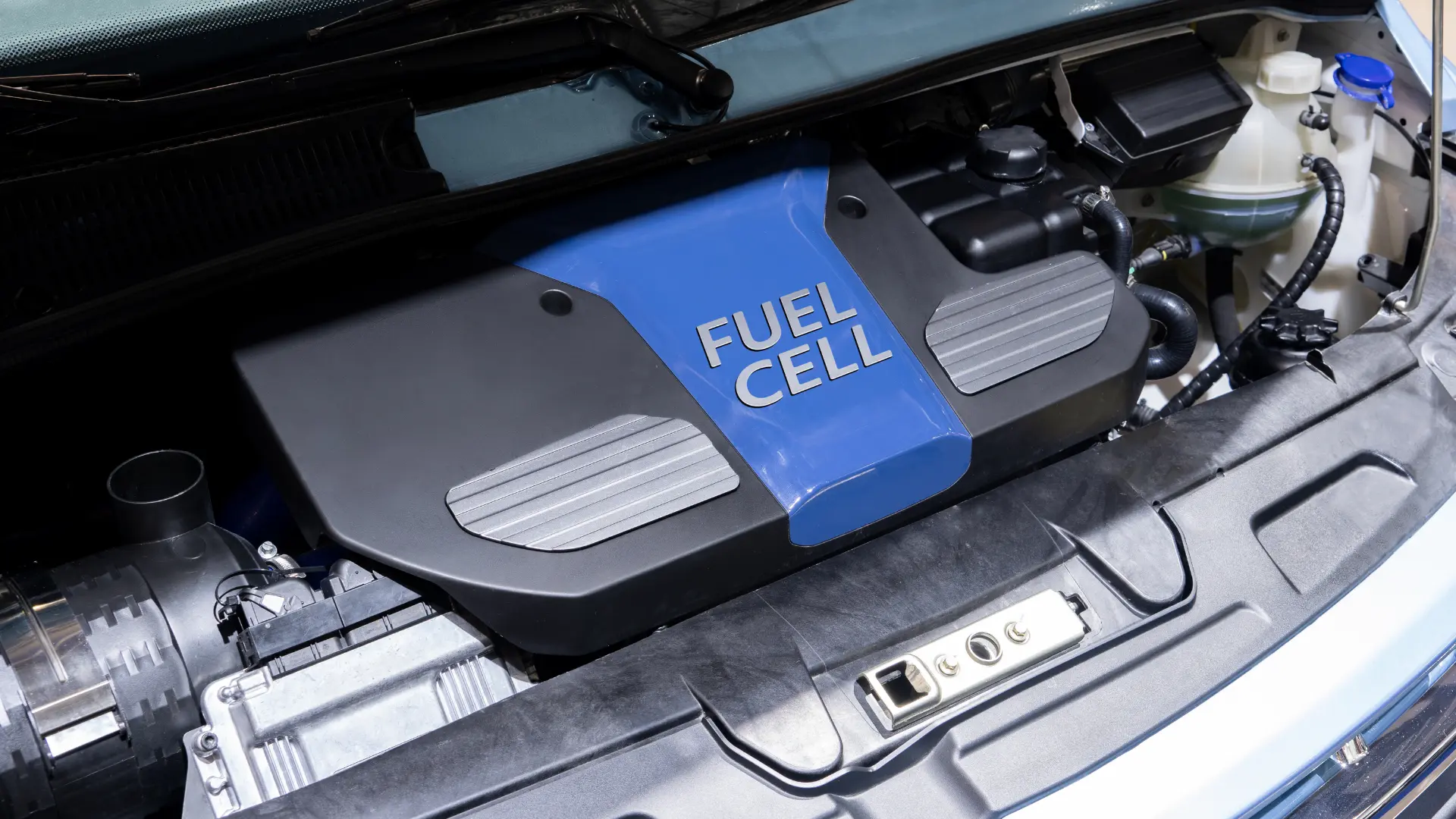 Motor cu tehnologie Fuel Cell văzut sub capotă, simbolizând soluțiile moderne pentru eficiență și consum redus de combustibil.